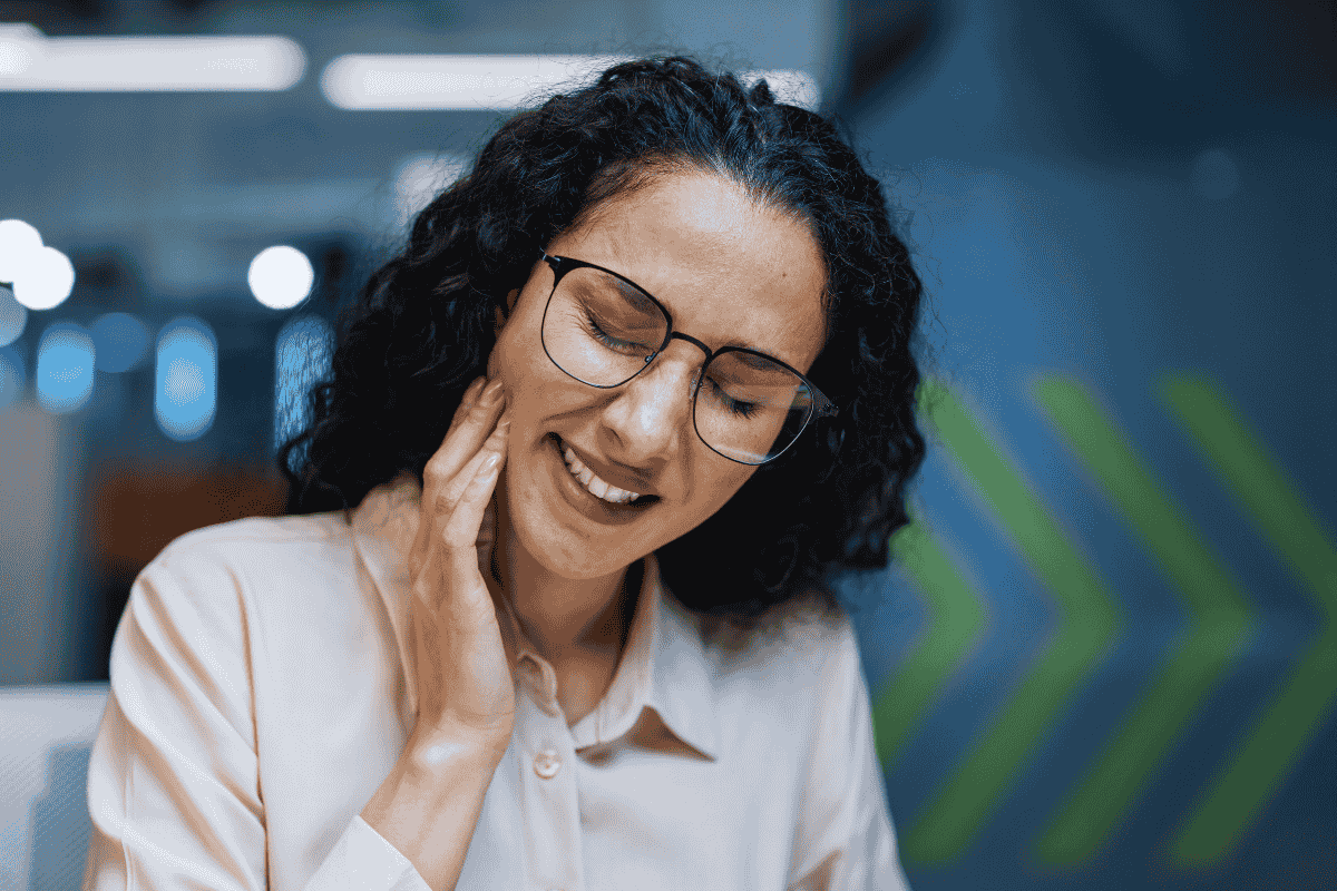 women experiencing tooth pain