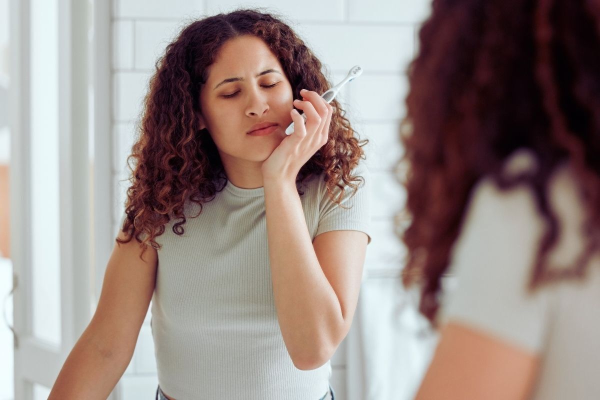 Women having sudden tooth pain that comes and goes